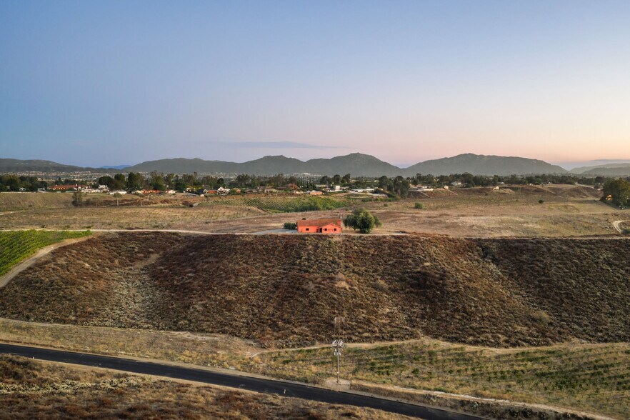 Calle Contento, Temecula, CA à vendre - Photo de l’immeuble – Image 2 sur 13