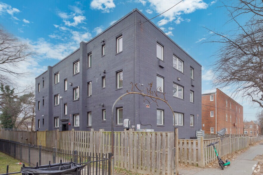 1907 18th St SE, Washington, DC à vendre - Photo de l’immeuble – Image 2 sur 12