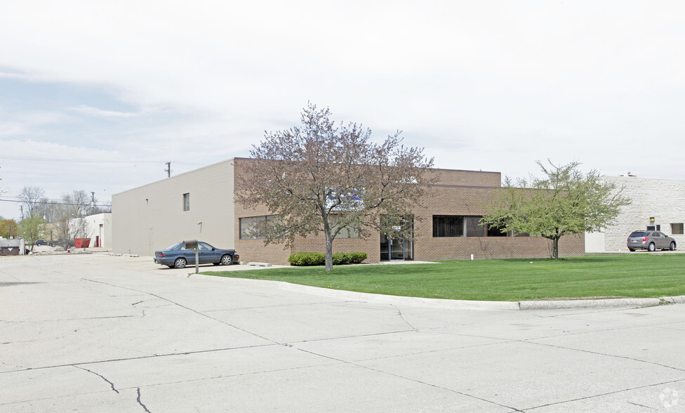 44461 Phoenix Dr, Sterling Heights, MI à louer - Photo de l’immeuble – Image 2 sur 2