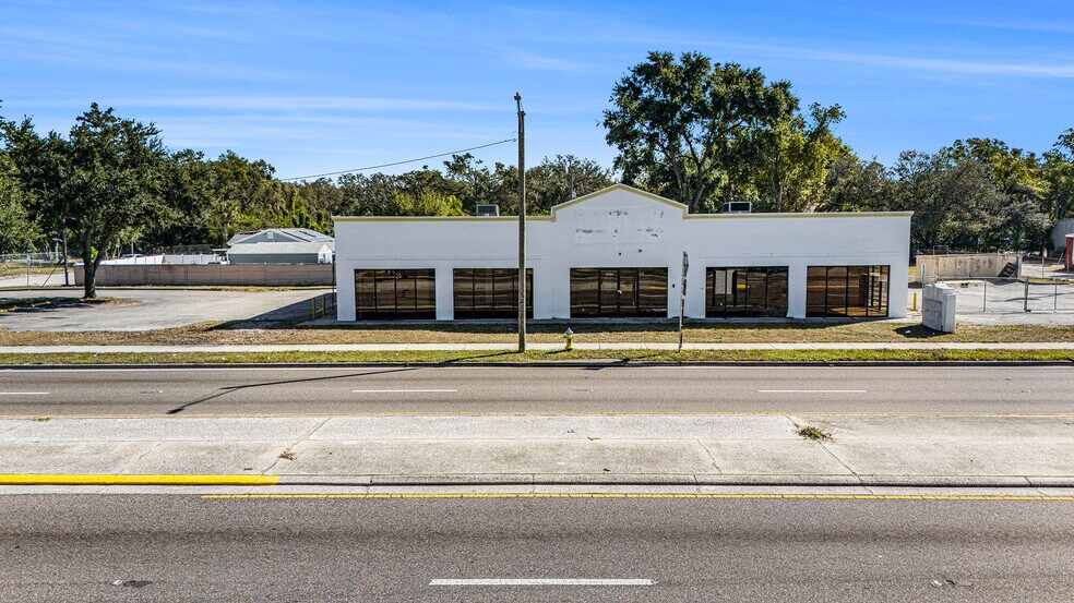 10015 N Nebraska Ave, Tampa, FL à louer - Photo de l’immeuble – Image 1 sur 8
