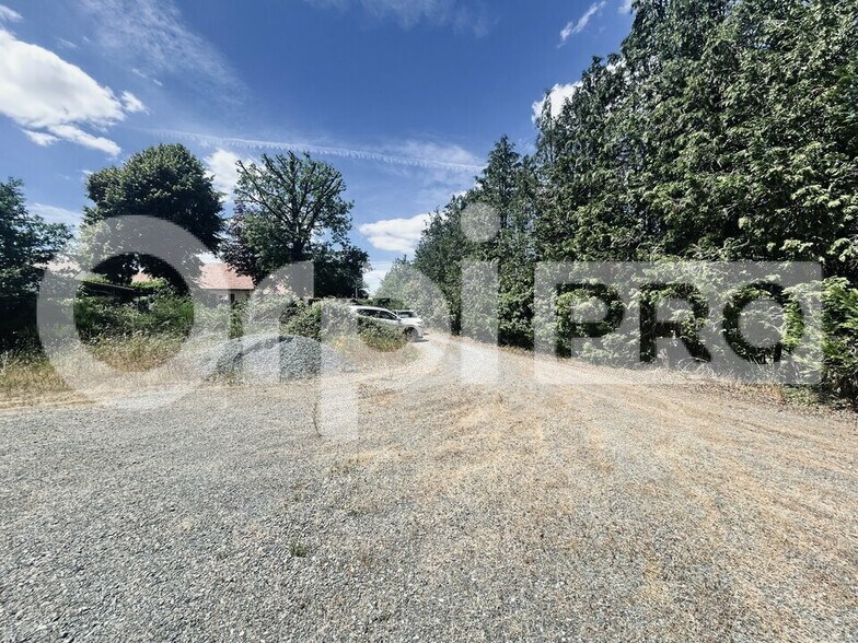 Industriel/Logistique dans Boussac-Bourg à vendre - Photo de l’immeuble – Image 2 sur 12