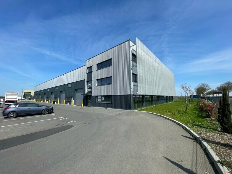 Local d'activités dans Le Mesnil-Amelot à vendre - Photo de l’immeuble – Image 2 sur 8