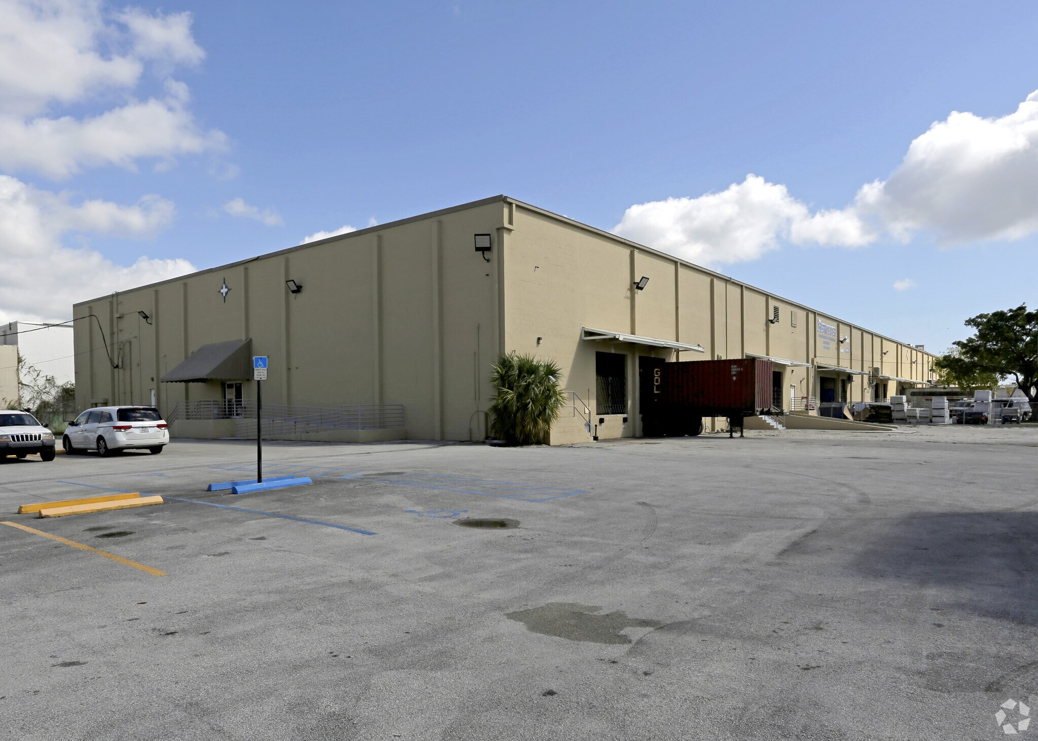27-57 NE 179th St, Miami, FL à louer Photo principale– Image 1 sur 2