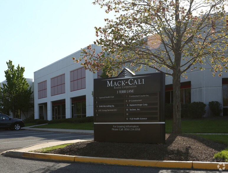 3 Terri Ln, Burlington, NJ à louer - Photo de l’immeuble – Image 3 sur 8