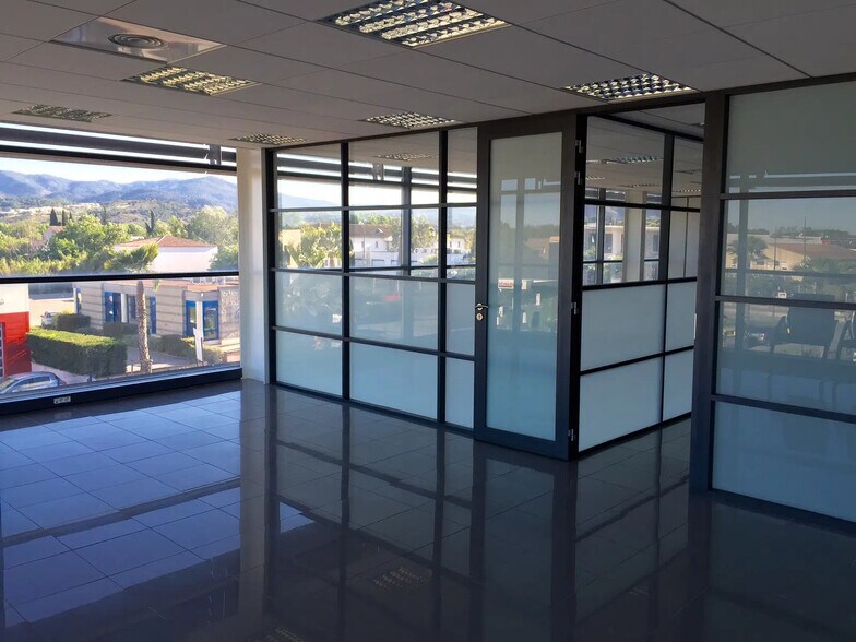 Bureau dans ROQUEBRUNE-SUR-ARGENS à louer - Photo intérieure – Image 3 sur 3