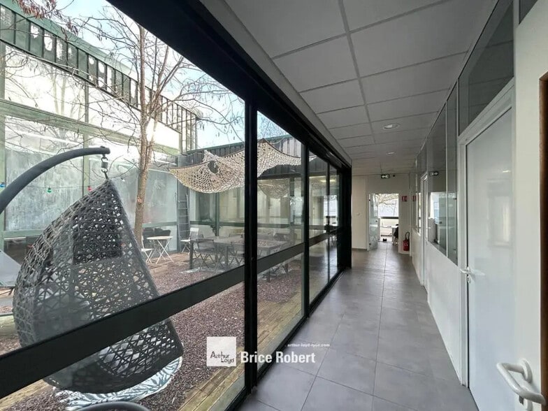 15 Rue Jean-Elysée Dupuy, Champagne-au-Mont-d'Or à louer - Photo intérieure – Image 2 sur 8