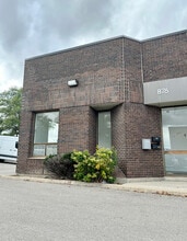 850-878 Magnetic Dr, Toronto, ON à louer Photo de l’immeuble– Image 1 sur 5