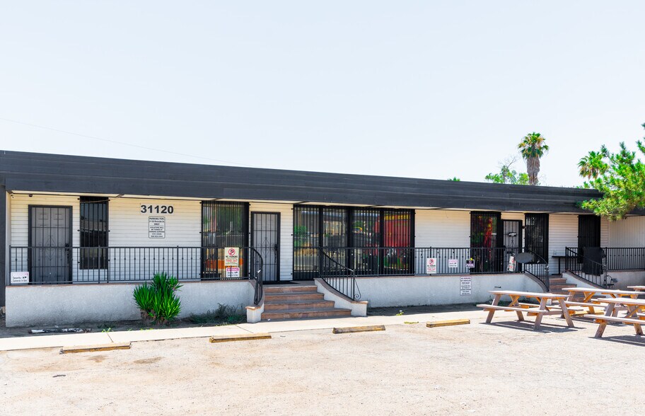 31120 Riverside Dr, Lake Elsinore, CA à vendre - Photo de l’immeuble – Image 2 sur 13