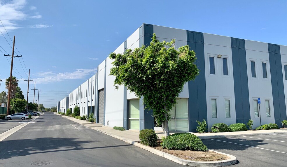 7095 Jurupa Ave, Riverside, CA à louer - Photo de l’immeuble – Image 1 sur 10