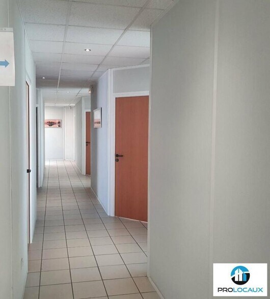 Local commercial dans SAINT EGREVE à vendre - Photo de l’immeuble – Image 1 sur 3