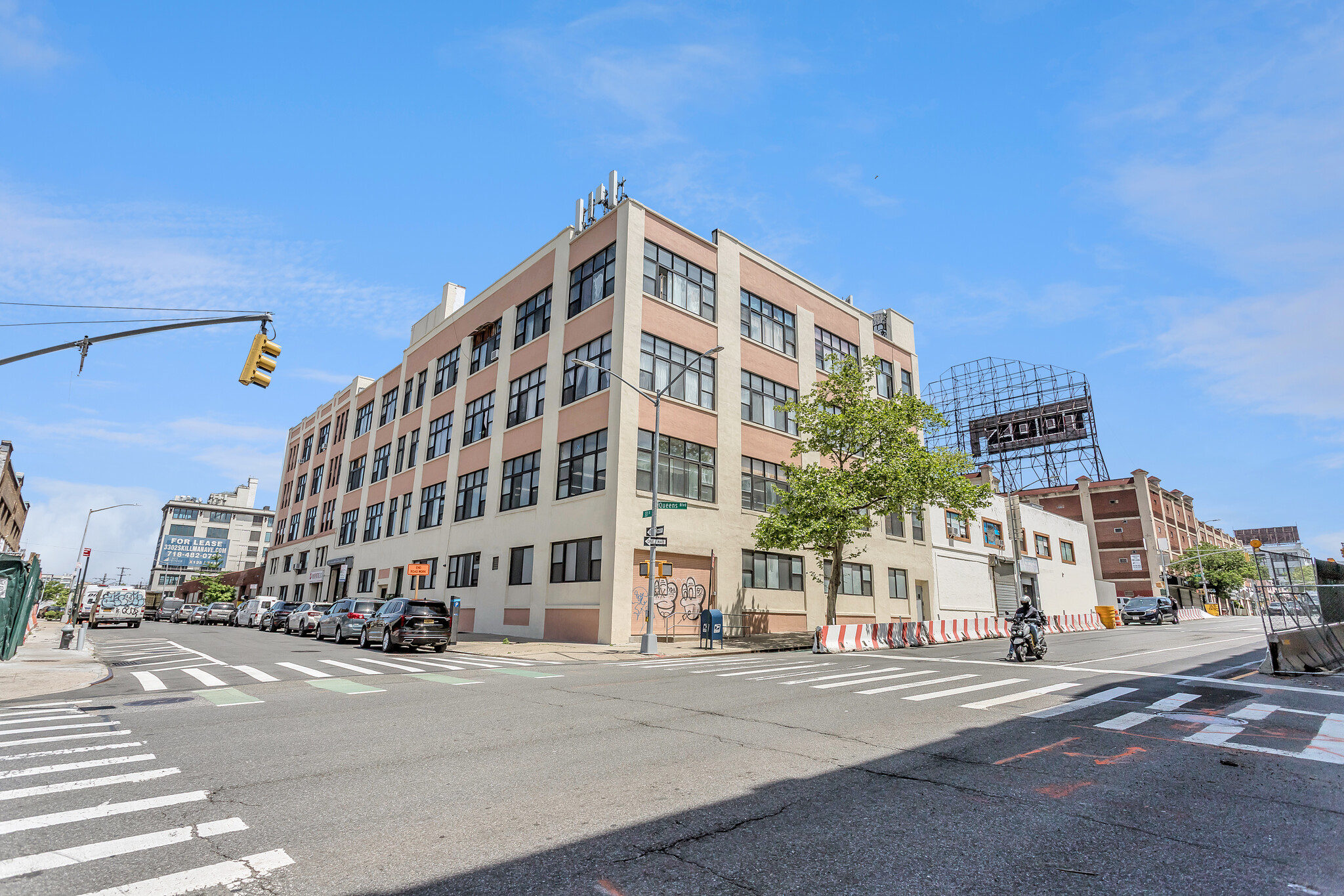 33-01 Queens Blvd, Long Island City, NY à louer Photo de l’immeuble– Image 1 sur 8
