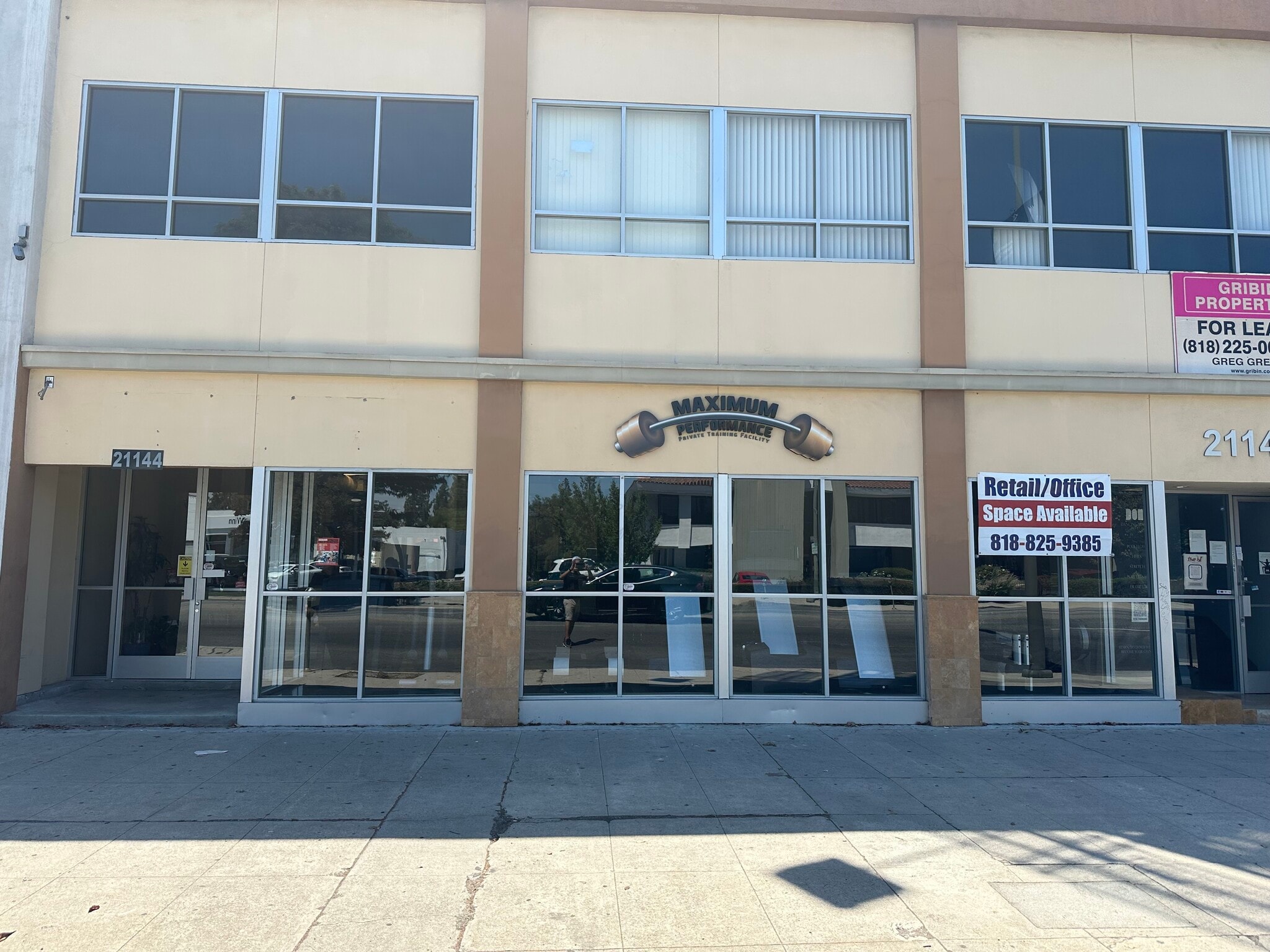 21144-21146 Ventura Blvd, Woodland Hills, CA à louer Photo de l’immeuble– Image 1 sur 10