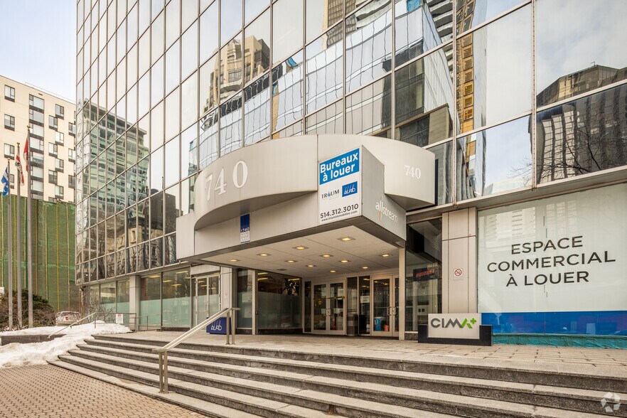 740 Rue Notre-Dame O, Montréal, QC à louer - Photo de l’immeuble – Image 2 sur 14