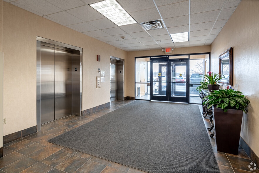 9325 Upland Ln N, Maple Grove, MN à louer - Hall d’entrée – Image 2 sur 9