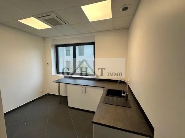 Local commercial dans Saint-Pierre-du-Perray à louer - Photo intérieure – Image 3 sur 9