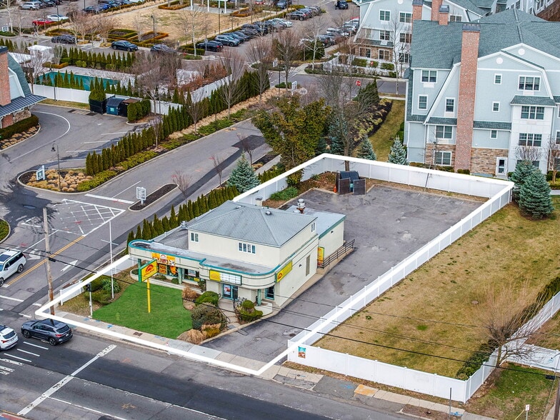777 Broadway, Amityville, NY à vendre - Aérien – Image 2 sur 11