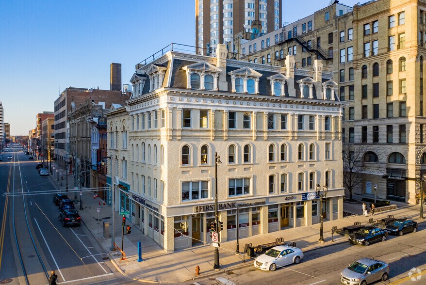 400 E Wisconsin Ave, Milwaukee, WI à louer - Photo principale – Image 1 sur 2