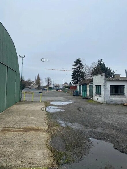 Local d’activités dans Santeny à louer - Photo de l’immeuble – Image 3 sur 6