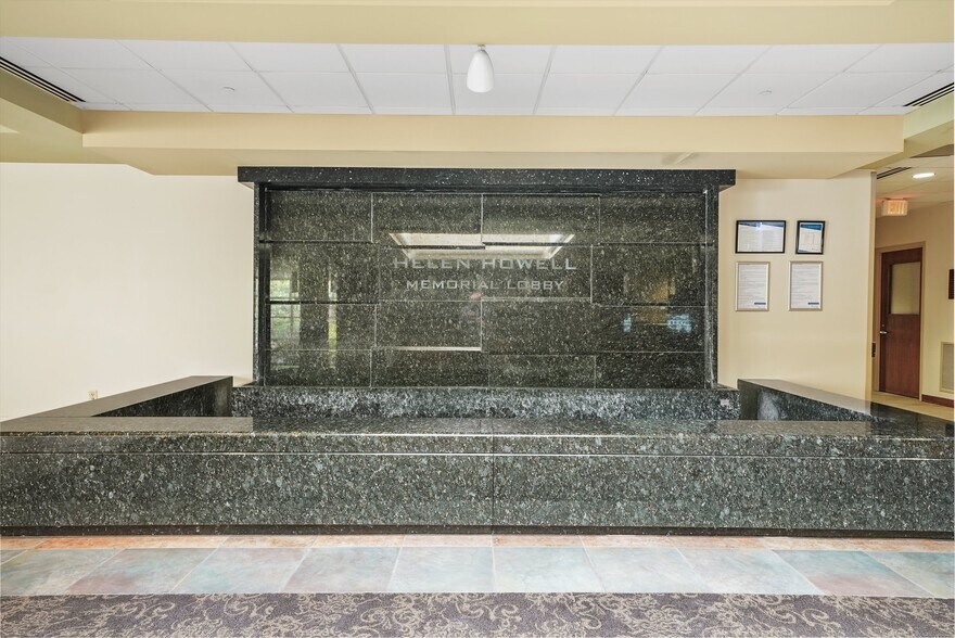 2400 N Rockton Ave, Rockford, IL à louer - Photo intérieure – Image 3 sur 30
