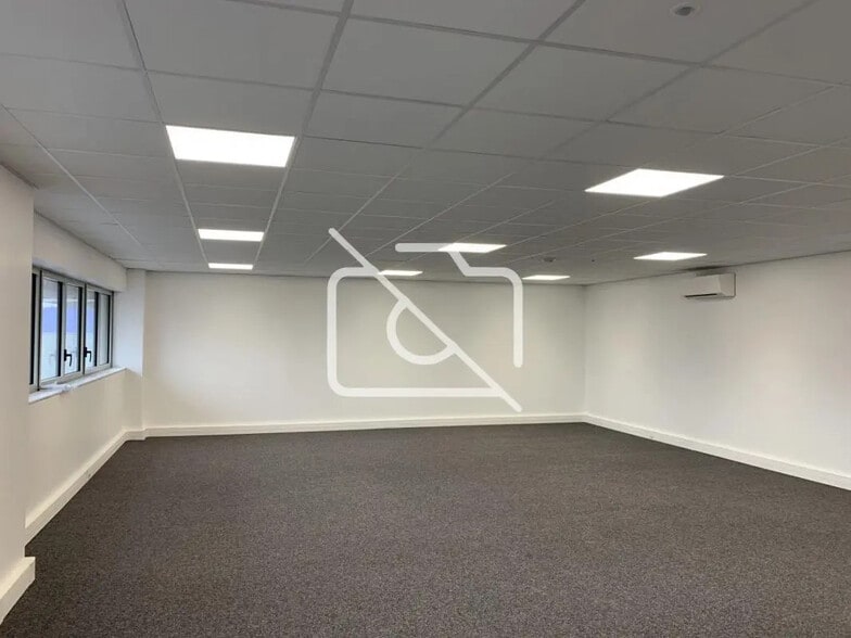 Local d’activités dans Brétigny-sur-Orge à louer - Photo de l’immeuble – Image 3 sur 3
