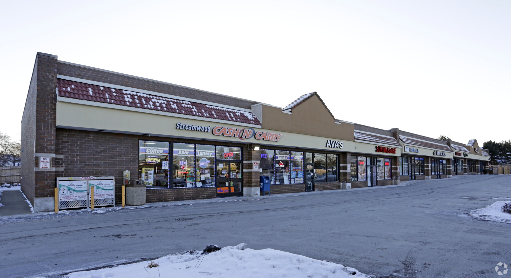 275-305 N Barrington Rd, Streamwood, IL à louer Photo principale– Image 1 sur 5