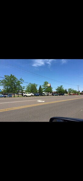 2917 N Pacific Hwy, Woodburn, OR à louer - Photo de l’immeuble – Image 3 sur 11