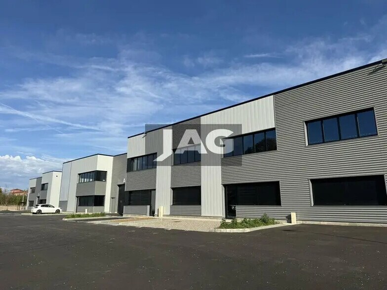 Local d'activités dans Pierre-Bénite à vendre - Photo de l’immeuble – Image 3 sur 14