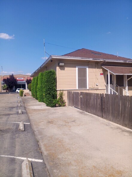 247 N L St, Dinuba, CA à vendre - Photo de l’immeuble – Image 3 sur 10
