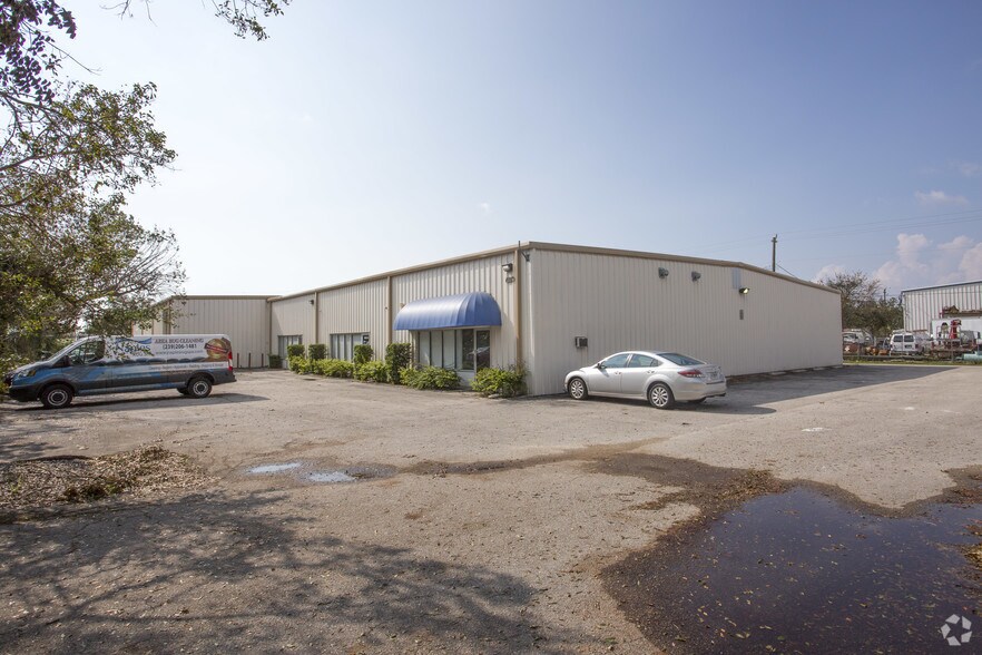 4073-4081 Mercantile Ave, Naples, FL à louer - Photo de l’immeuble – Image 3 sur 4