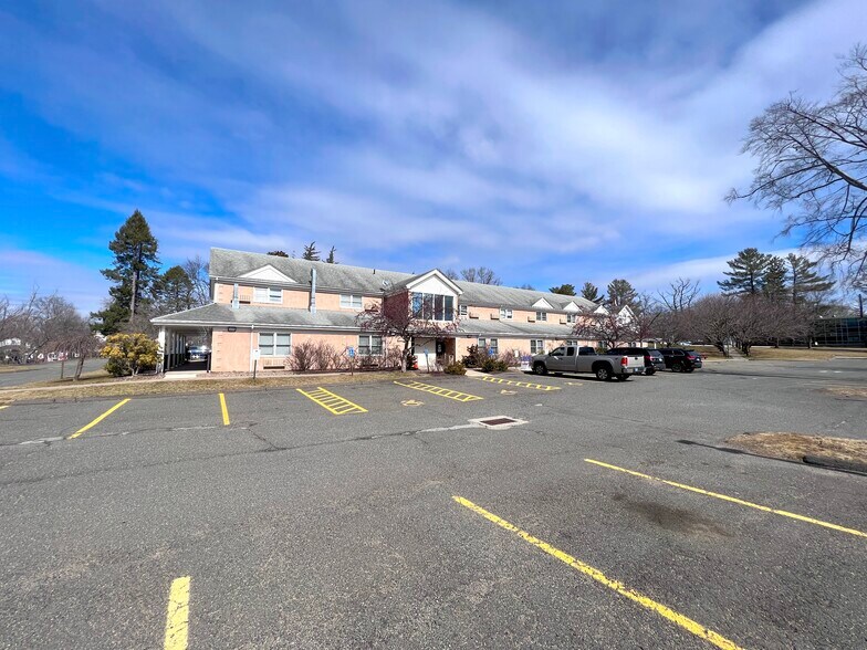 745 Burnside Ave, East Hartford, CT à vendre - Photo de l’immeuble – Image 1 sur 36