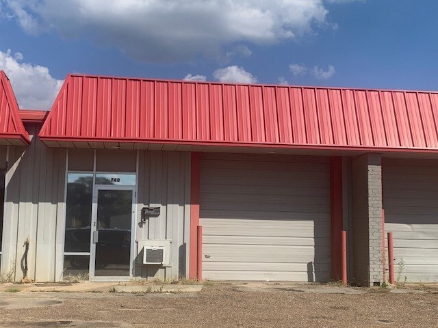 760 S Eastman Rd, Longview, TX à louer - Photo de l’immeuble – Image 2 sur 2