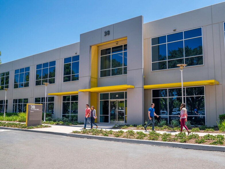 3 Ada St, Irvine, CA à louer - Photo de l’immeuble – Image 3 sur 4