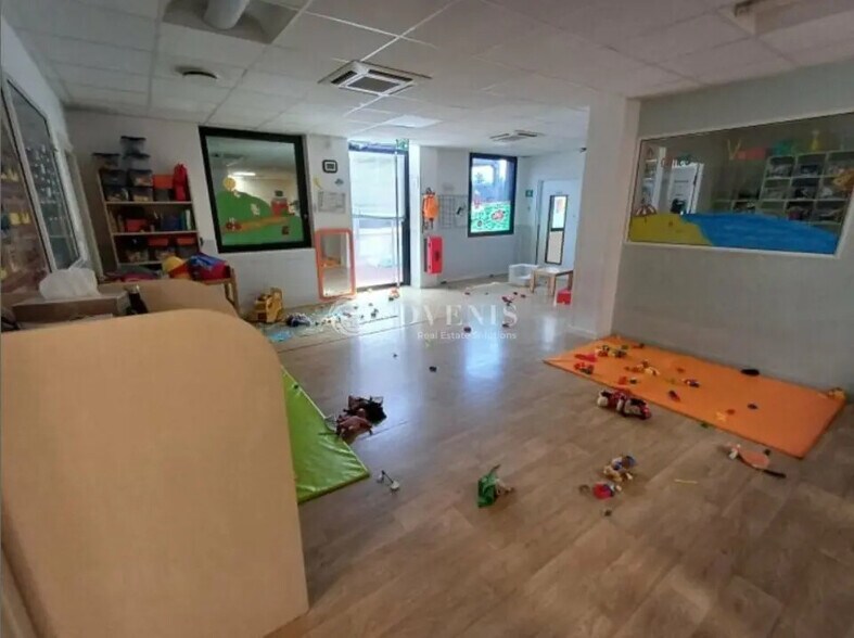 Local commercial dans Vaulx-en-Velin à louer - Photo de l’immeuble – Image 3 sur 12