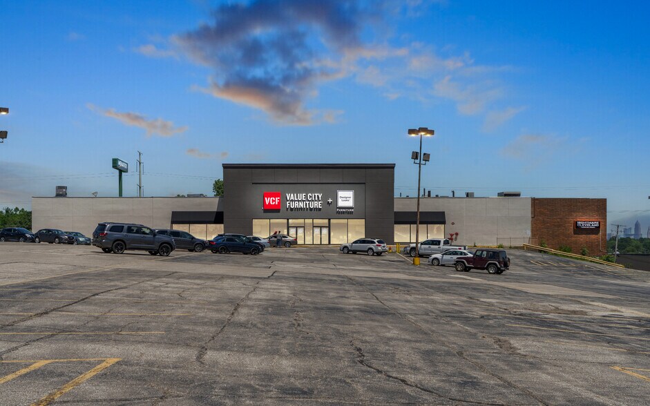 7500 Brookpark Rd, Cleveland, OH à vendre - Photo de l’immeuble – Image 2 sur 11