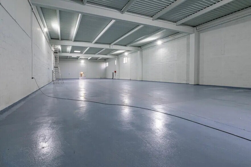 Industriel/Logistique dans Louvres à vendre - Photo de l’immeuble – Image 2 sur 3