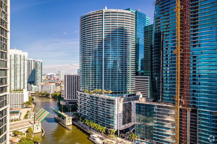 270 Biscayne Boulevard Way, Miami, FL à louer - Photo principale – Image 1 sur 24
