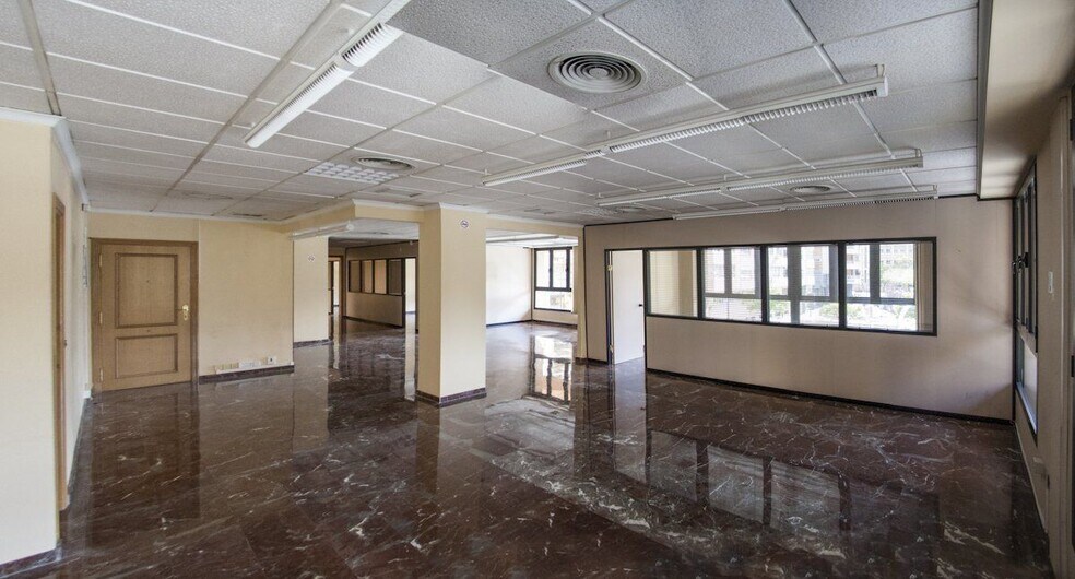 Bureau dans València, Valencia à louer - Photo de l’immeuble – Image 1 sur 30