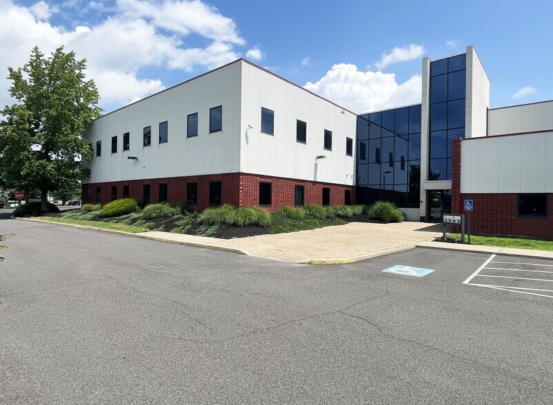 310 George Patterson Blvd, Bristol, PA à louer - Photo de l’immeuble – Image 1 sur 7
