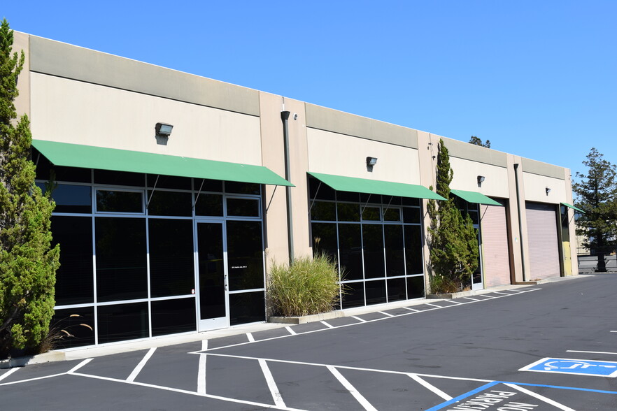 572 Martin Ave, Rohnert Park, CA à louer - Photo de l’immeuble – Image 3 sur 14