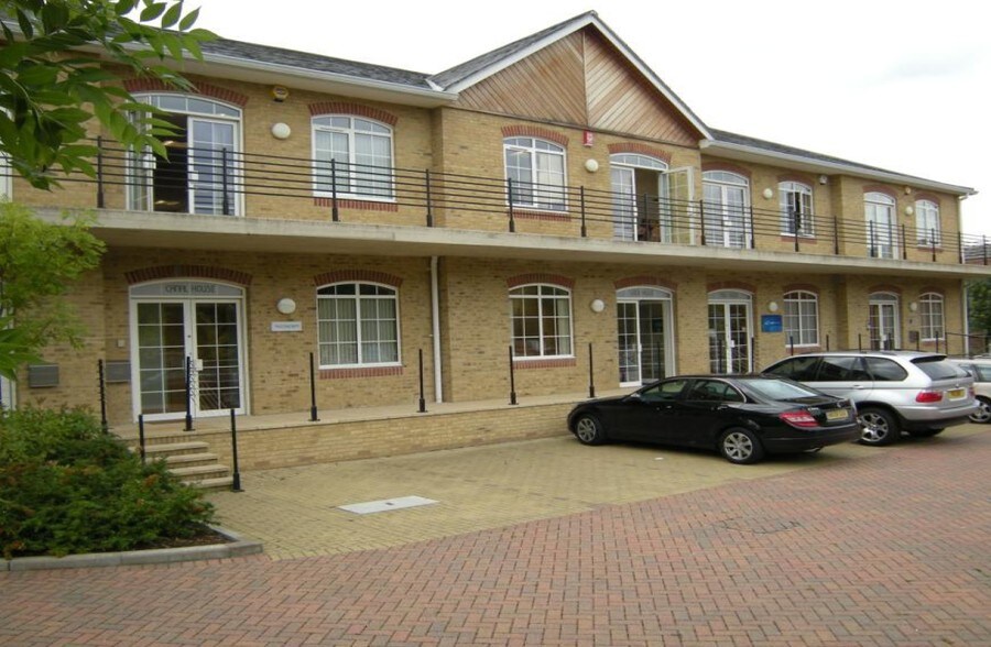58 Hamm Moor Ln, Addlestone à louer - Photo de l’immeuble – Image 1 sur 4
