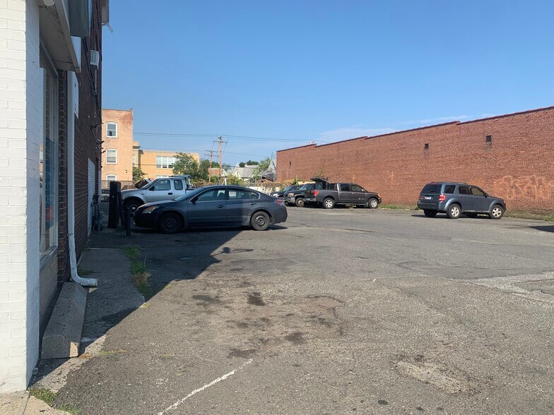 2320 Main St, Bridgeport, CT à louer - Photo de l’immeuble – Image 3 sur 4