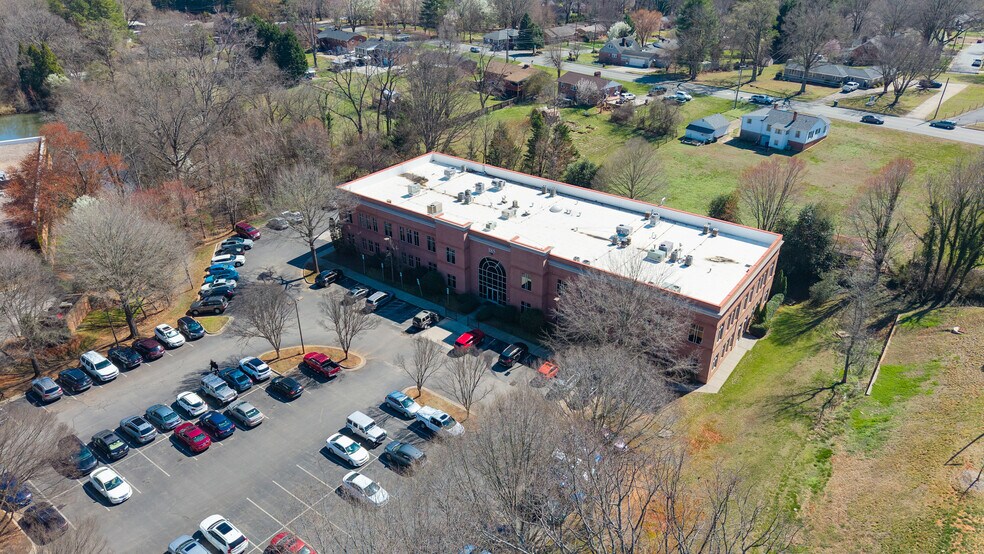 185 Kimel Park Dr, Winston-Salem, NC à louer - Photo de l’immeuble – Image 2 sur 11