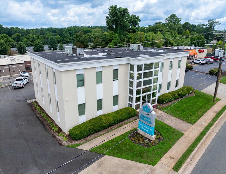 3111 Monroe Rd, Charlotte, NC à louer - Photo de l’immeuble – Image 1 sur 3