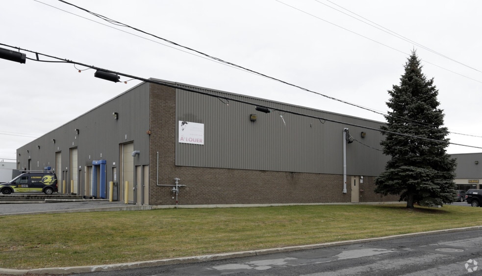 3505 Rue Isabelle, Brossard, QC à louer - Photo principale – Image 1 sur 3