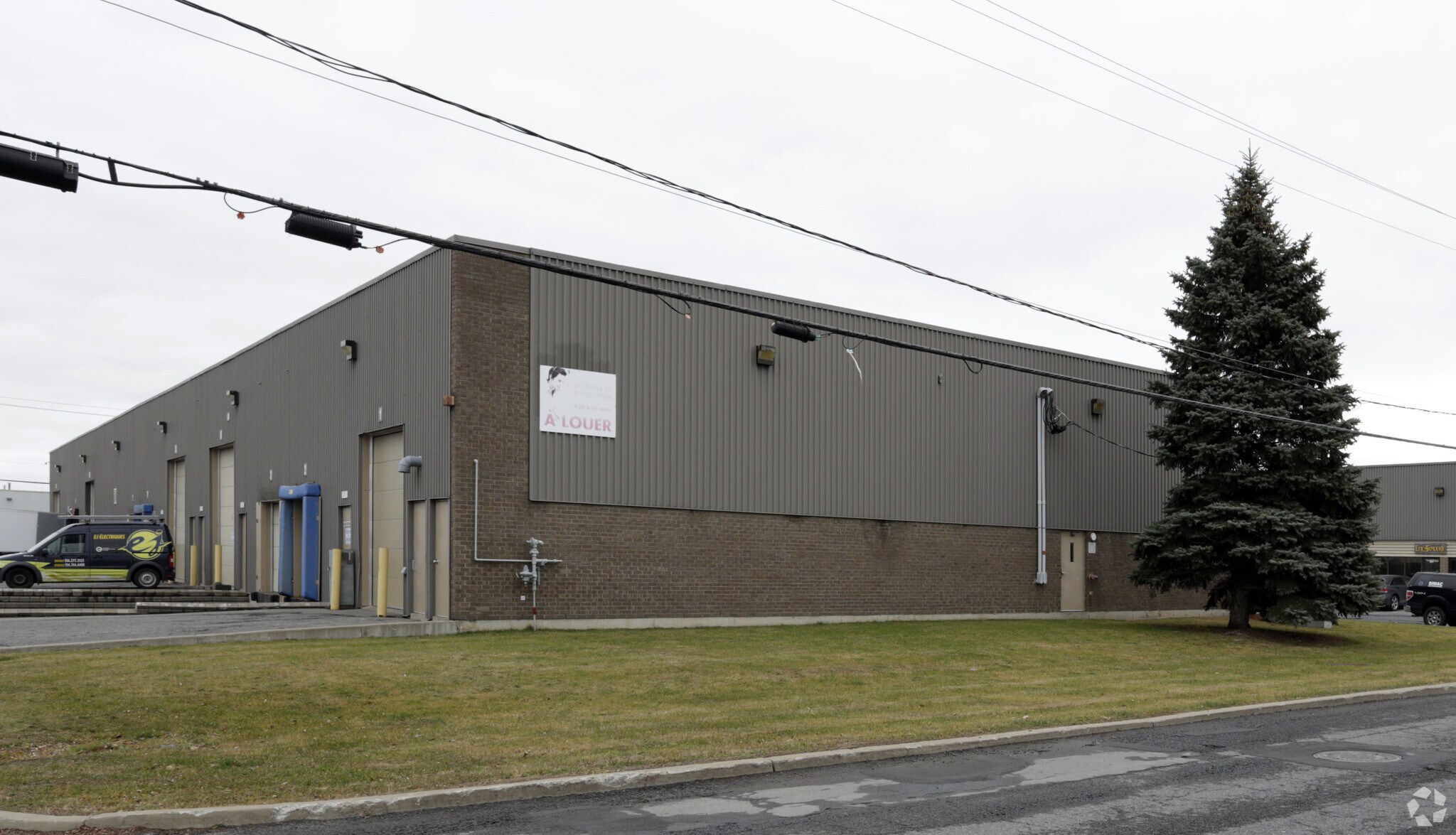 3505 Rue Isabelle, Brossard, QC à louer Photo principale– Image 1 sur 4