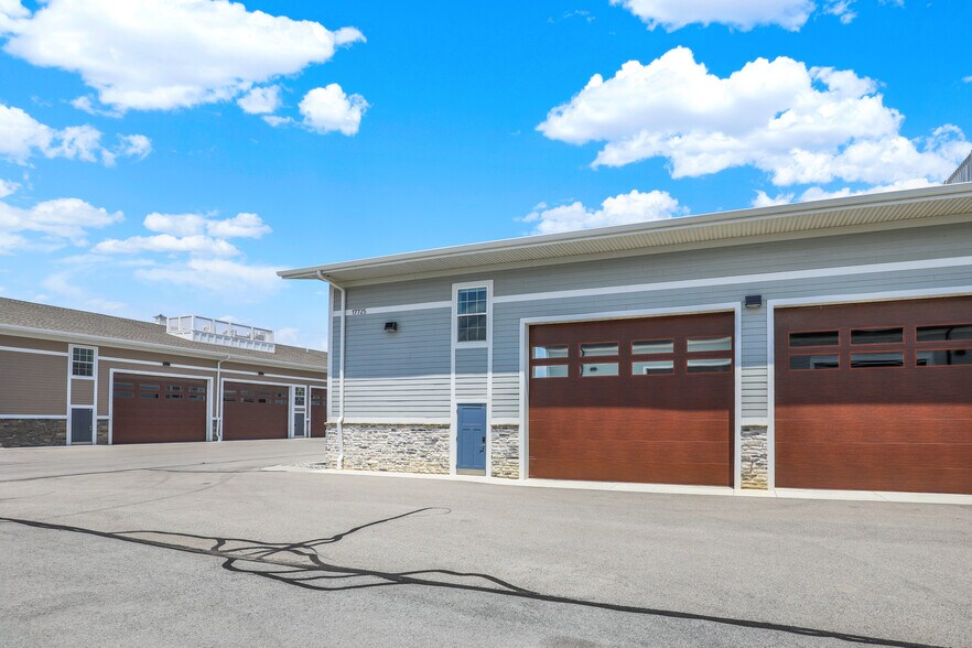 17725 Motor District Cir, Carmel, IN à vendre - Photo de l’immeuble – Image 2 sur 44