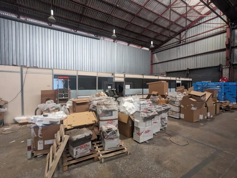 Industriel/Logistique dans Saint-Étienne-du-Rouvray à louer - Photo de l’immeuble – Image 3 sur 4