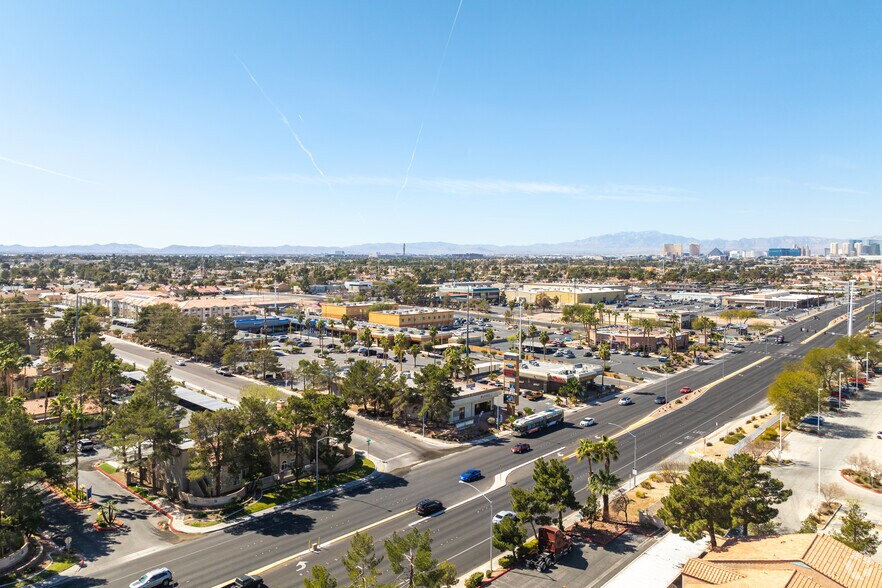 3075 E Flamingo Rd, Las Vegas, NV à vendre - Photo de l’immeuble – Image 2 sur 24