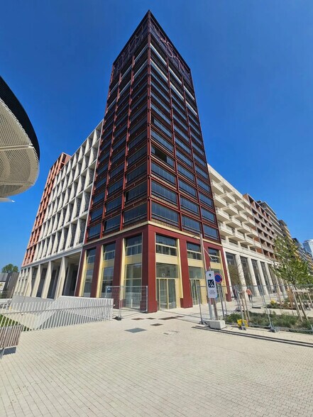 Bureau dans Saint-Denis à louer - Photo de l’immeuble – Image 2 sur 15
