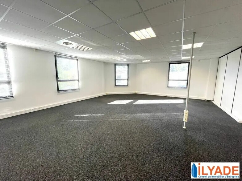 Bureau dans Meyreuil à louer - Photo de l’immeuble – Image 1 sur 5